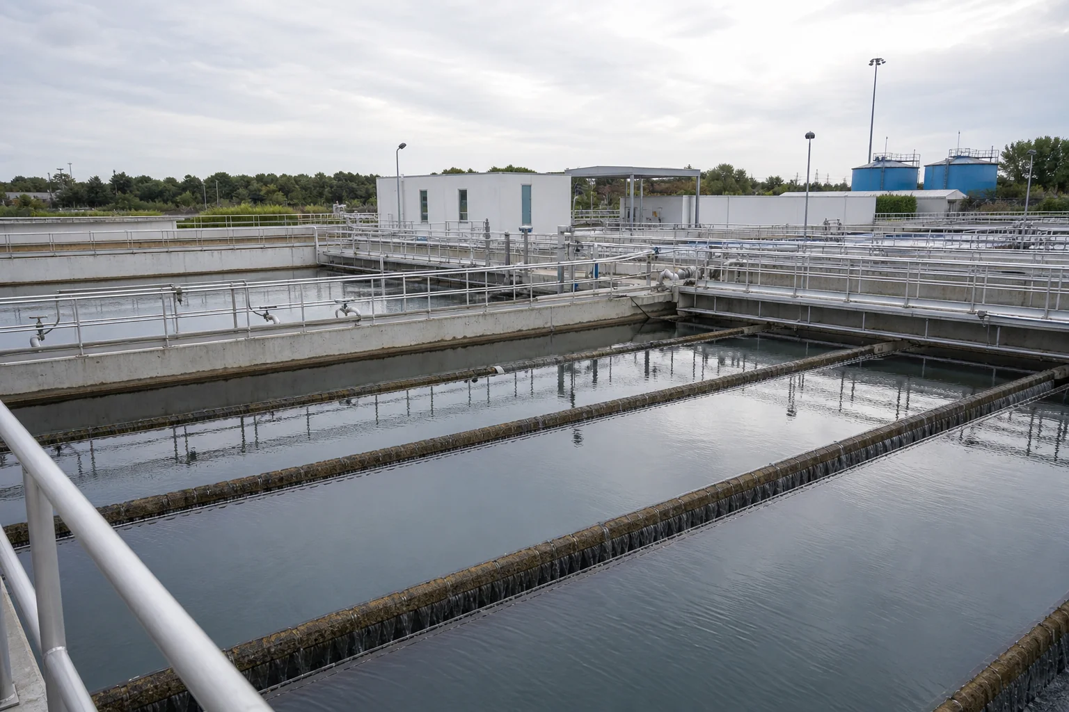 Drinking-water flocculation and sedimentation basins with clear-water channels